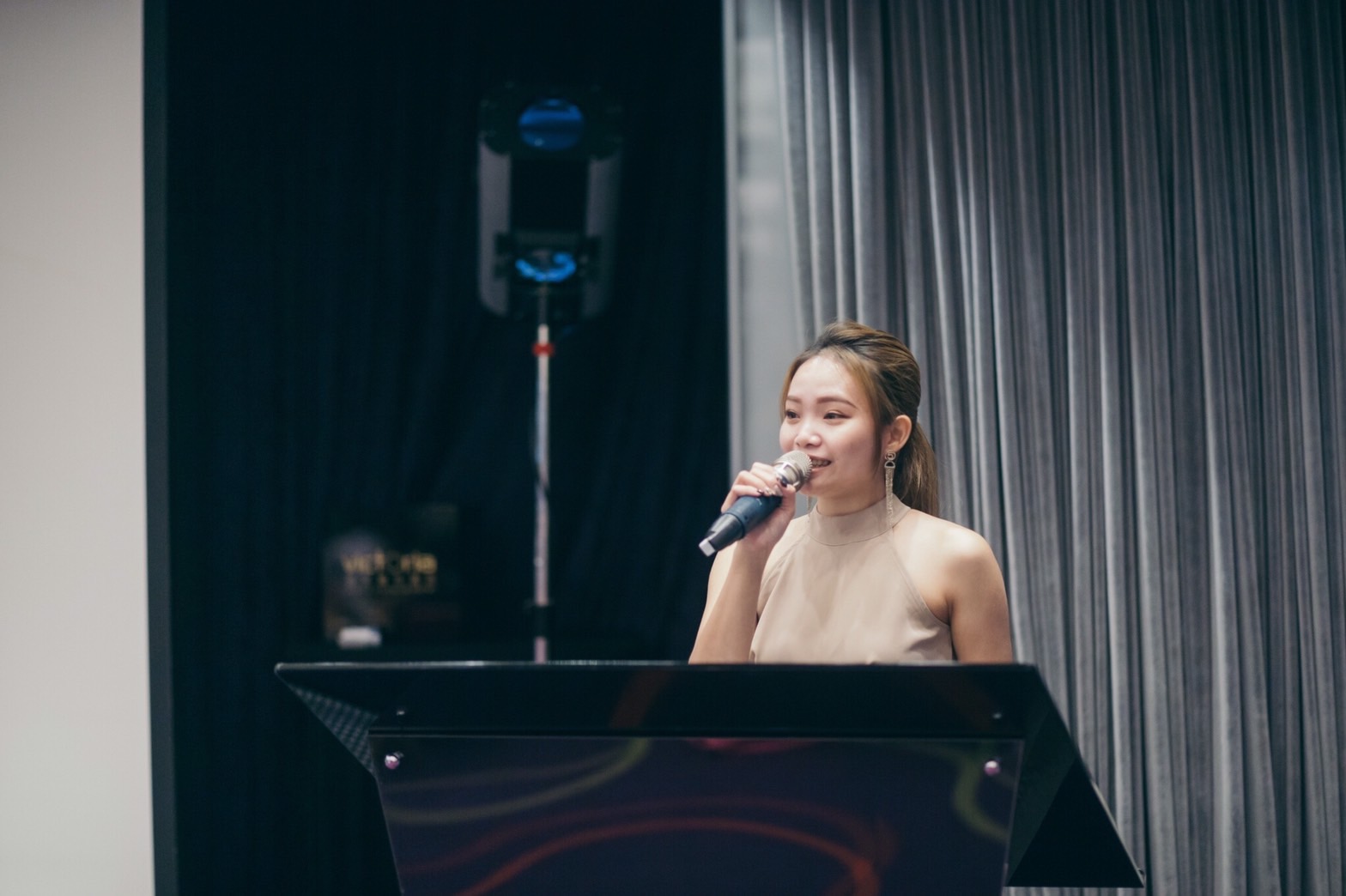 婚禮主持人 MINA CHANG 現場主持形象照 3