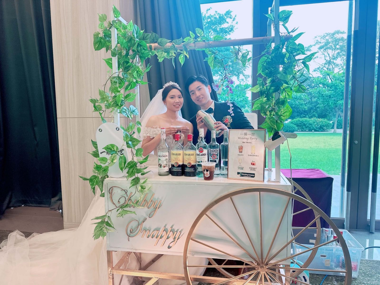 新人與行動酒吧車的婚禮合照