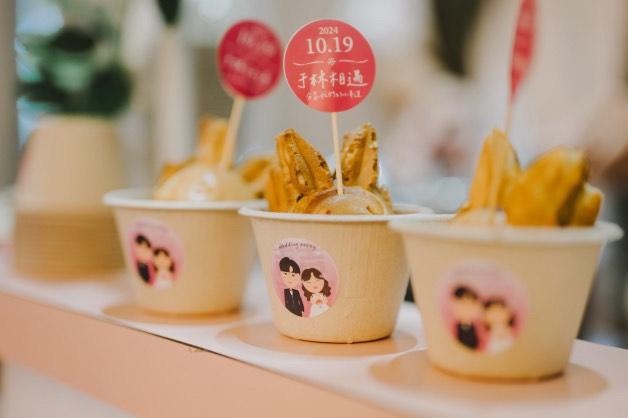 婚禮雞蛋糕以客製貼紙與杯裝方式呈現