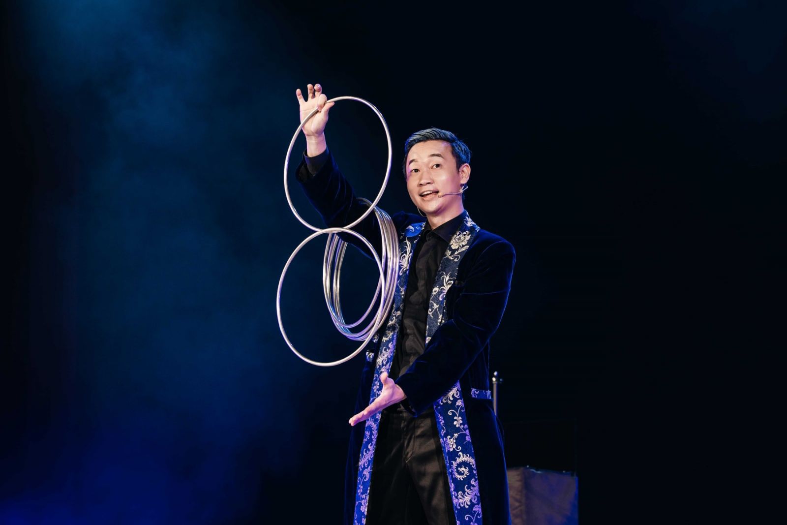 婚禮魔術師於舞台演出連環魔術