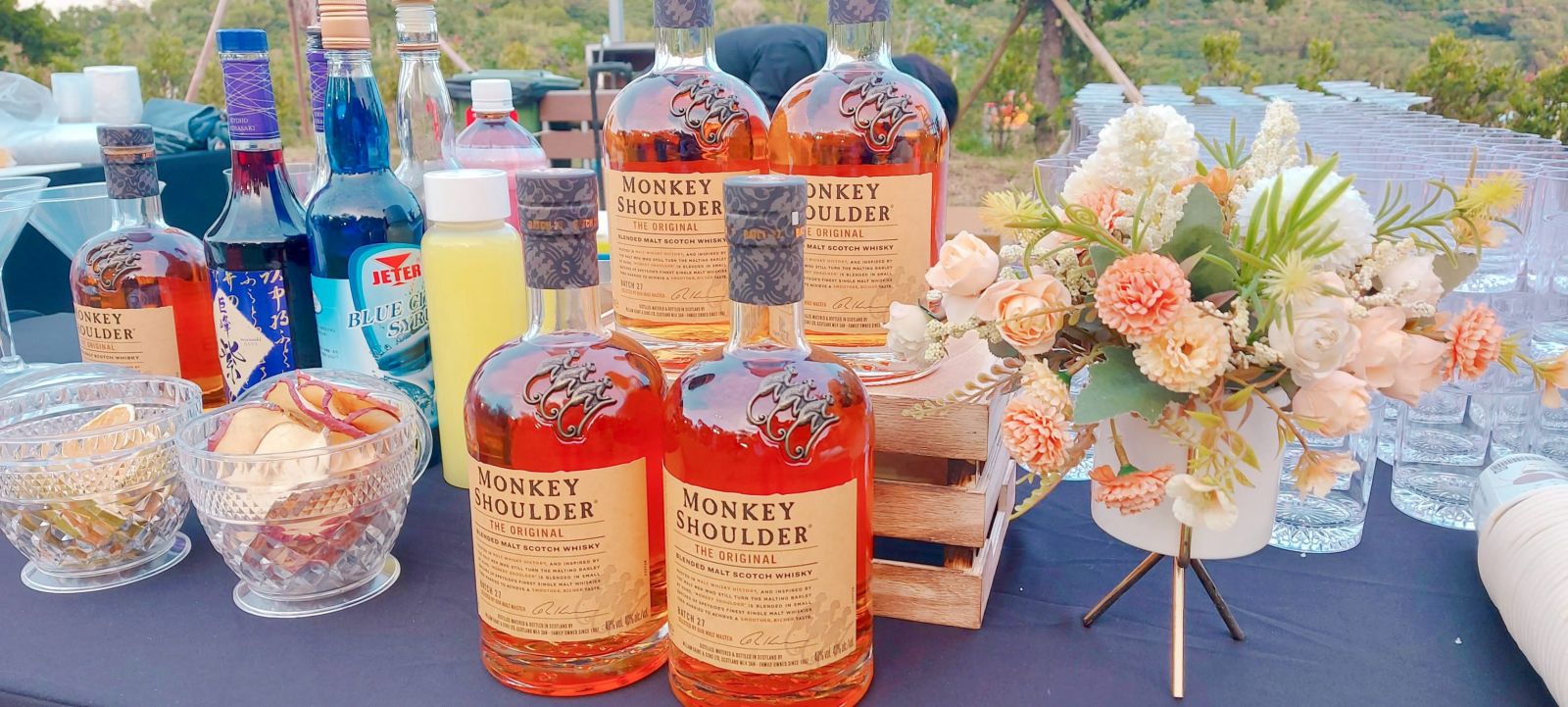 婚禮調酒吧酒品、杯具與花藝陳列